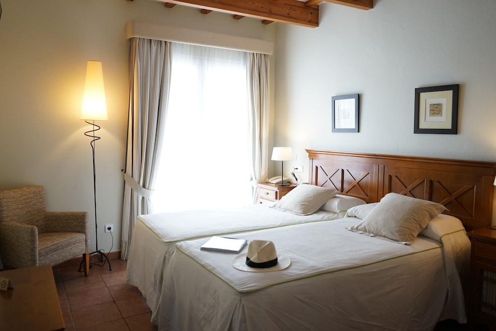Hotel Es Mercadal Luaran gambar